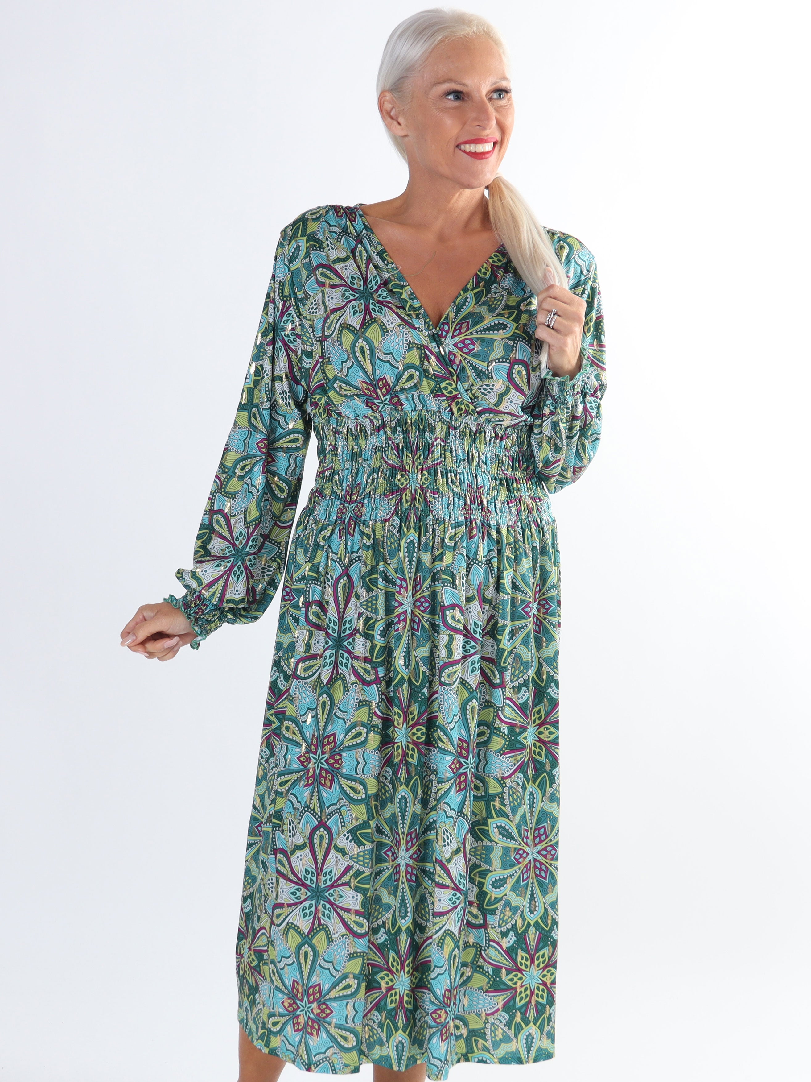 Pams Multi Midi L/S - Plus size klänning i skrynkelfritt tyg med långa ärmar